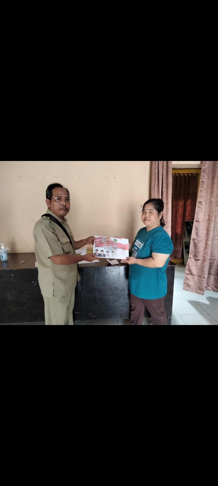 Penyerahan Bantuan Langsung Tunai (BLT)