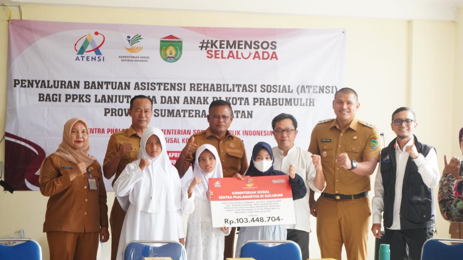 BANTUAN ATENSI KEMENSOS DIGULIRKAN, LANSIA DAN ANAK DI PRABUMULIH JADI PRIORITAS